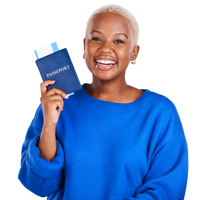 Voyageuse souriante tenant son passeport, prête à partir avec MOSAC TRAVEL